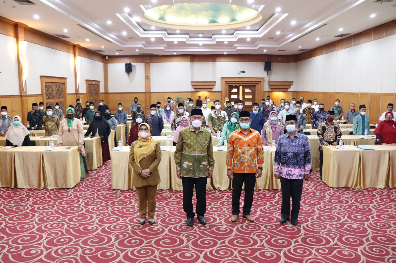 Gubernur Sumbar, Mahyeldi saat membuka Orientasi Peningkatan Kapasitas Lembaga Adat angkatan IV tahun 2021, di Rocky Plaza Hotel, Padang.